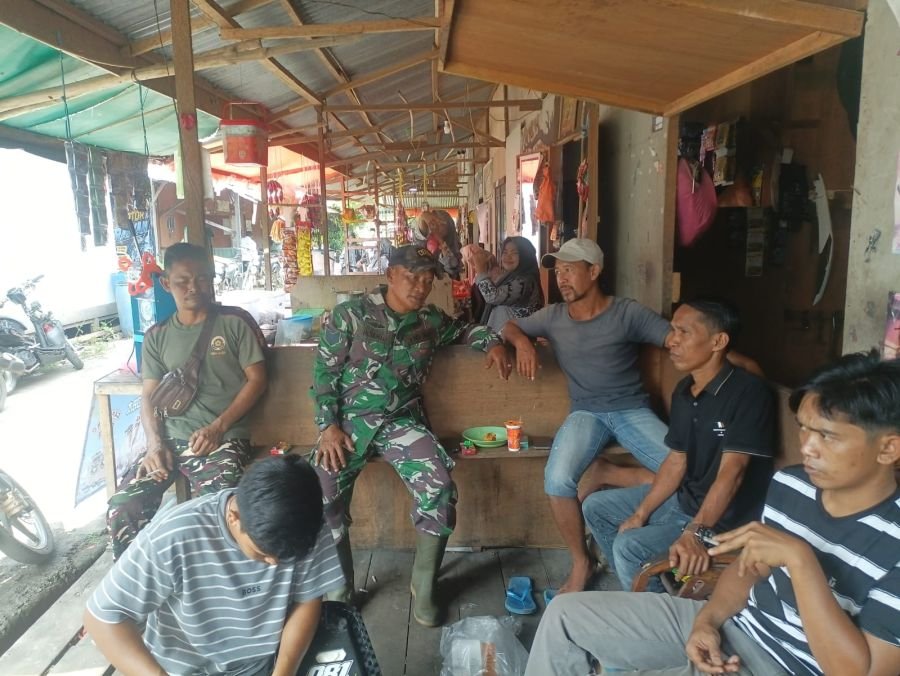  Babinsa Koramil 10/Pelangiran Serma Sugianto Larang Keras Warga Buka Kebun Dengan Cara Membakar