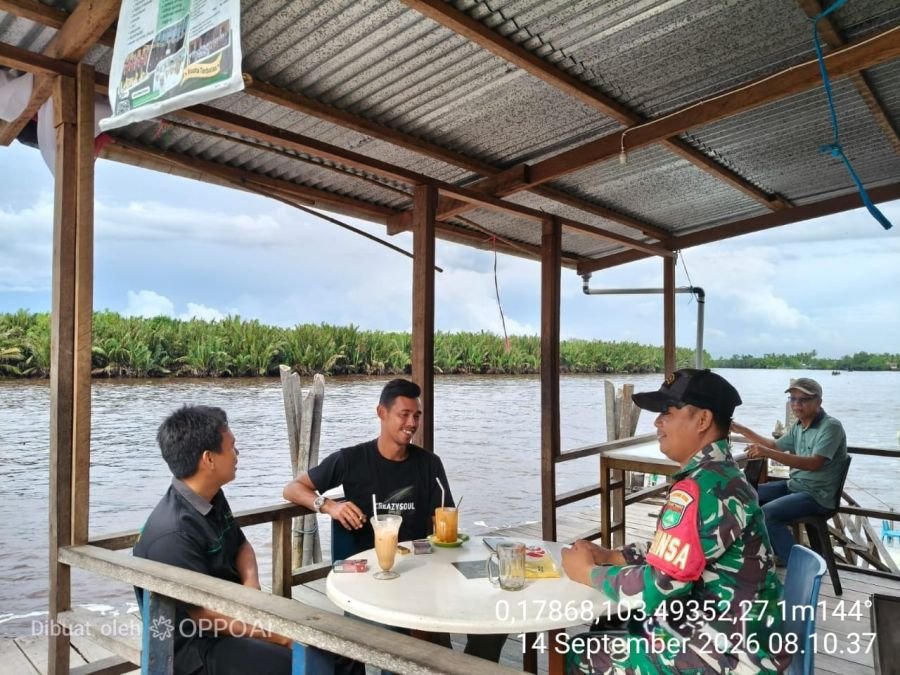 Babinsa Koramil 10/Pelangiran Serda Chandra Bastian Hadir di Tengah Warga, Perkuat Kemanunggalan TNI