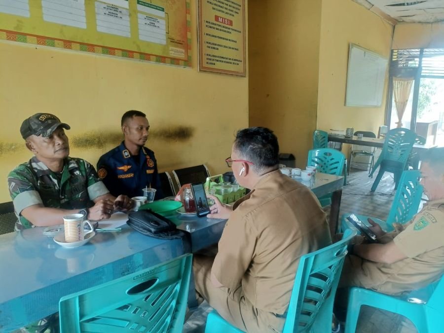Babinsa Koramil 10/Pelangiran Serma Sugianto Perkuat Pelayanan dan Kepedulian Bersama Staf Kecamatan