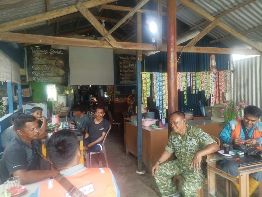 Babinsa Koramil 10/Pelangiran Serma Sugianto Himbau Warga Kelurahan Jaga Silaturahmi dan Kamtibmas