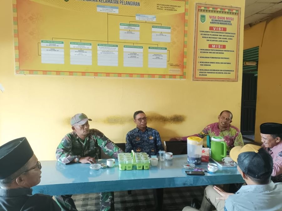 Babinsa Koramil 10/Pelangiran Serma Sugianto Perkuat Sinergi dengan Staf Kecamatan Jaga Kekompakan