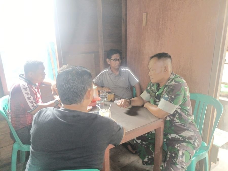 Babinsa Koramil 10/Pelangiran Serma Sugianto Perkuat Silaturahmi Warga Jaga Kekompakan Kelurahan