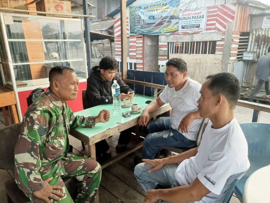 Babinsa Koramil 10/Pelangiran Serma Sugianto Dorong Warga Ronda Malam Bergilir dan Jaga Keamanan
