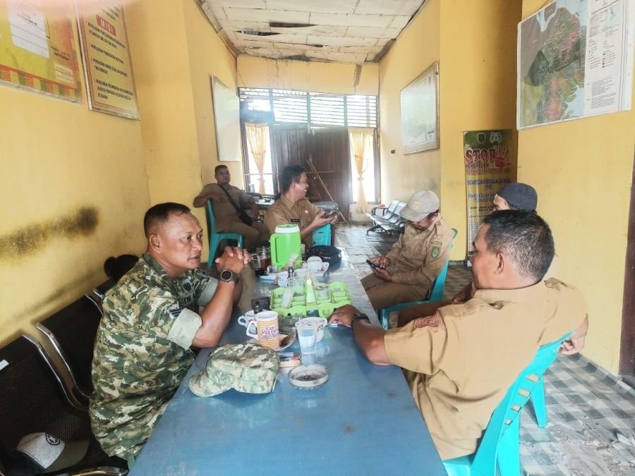 Babinsa Koramil 10/Pelangiran Serma Sugianto Kawal Pelayanan Administrasi Warga di Kantor Kecamatan