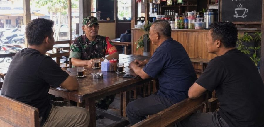Babinsa Koramil 10/Pelangiran Sertu Dodi Eka Putra Gelar Komsos Jaga Kebersamaan Warga