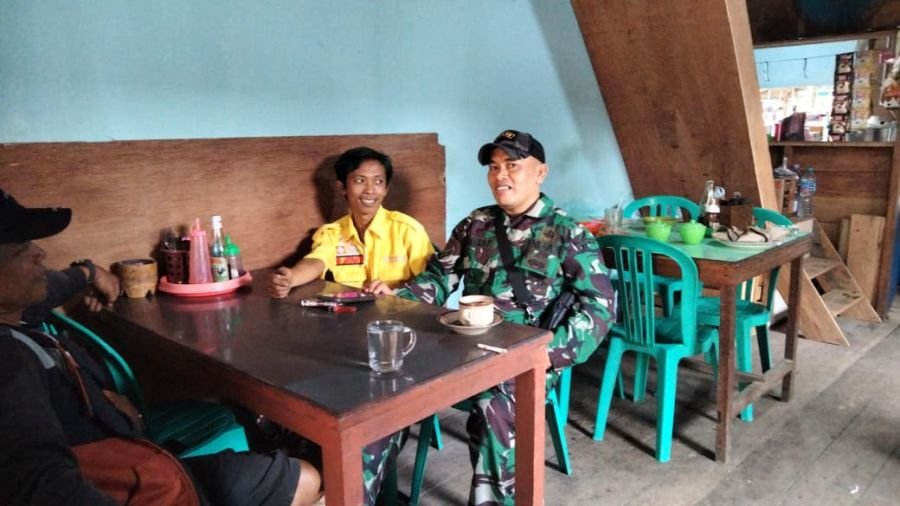 Babinsa Koramil 10/Pelangiran Sertu Dodi Eka Putra Perkuat Kamtibmas Lewat Komunikasi dengan Warga