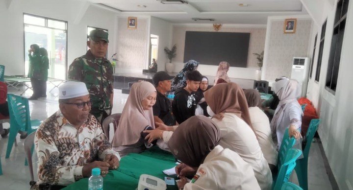 Wujud Kepedulian,Babinsa 10/Pelangiran Sertu Dodi Eka P Dampingi Warga di Bakti Sosial HUT TNI Ke-81