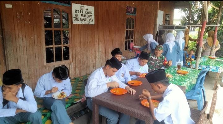Babinsa Koramil 10/Pelangiran Sertu Dodi Eka P Jalin Komsos , Ingatkan Siswa Jaga Silaturahmi