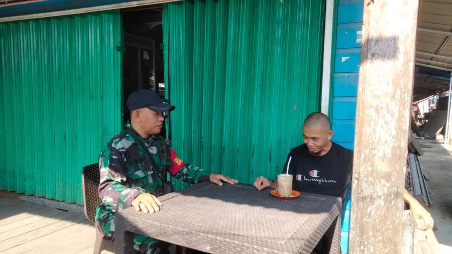 Babinsa Koramil 10/Pelangiran Sertu Dodi Eka P Laksanakan Komsos, Ciptakan Kedekatan dengan Warga