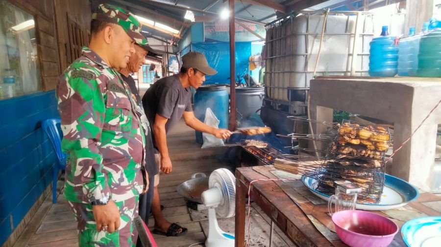 Babinsa Koramil 10/Pelangiran Sertu Dodi Eka Putra Perkuat Gotong Royong untuk Cegah Konflik Warga