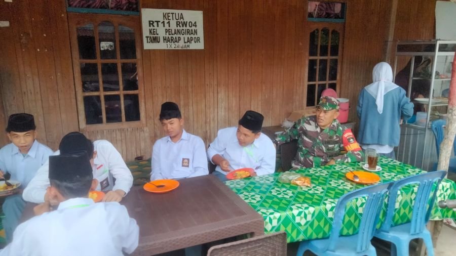 Babinsa Koramil 10/Pelangiran Tanamkan Nilai Pancasila kepada Pelajar MA Nurul Wathan