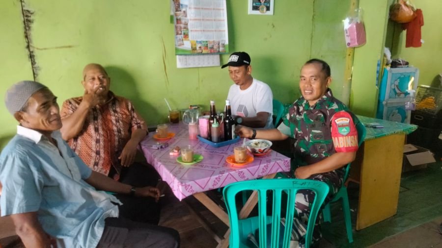 Babinsa Koramil 10/Pelangiran Tekankan Solidaritas Dorong Warga untuk  Aktif Jaga Kamtibmas