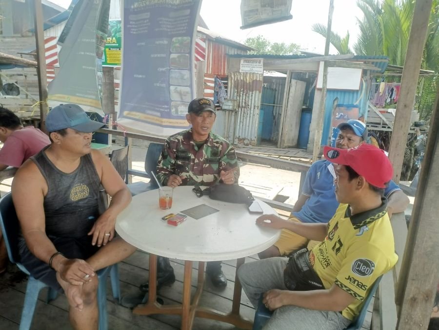 Babinsa Koramil 10/Pelangiran Tingkatkan Sinergi  Ajak Warga Aktif Ronda Demi Lingkungan Aman
