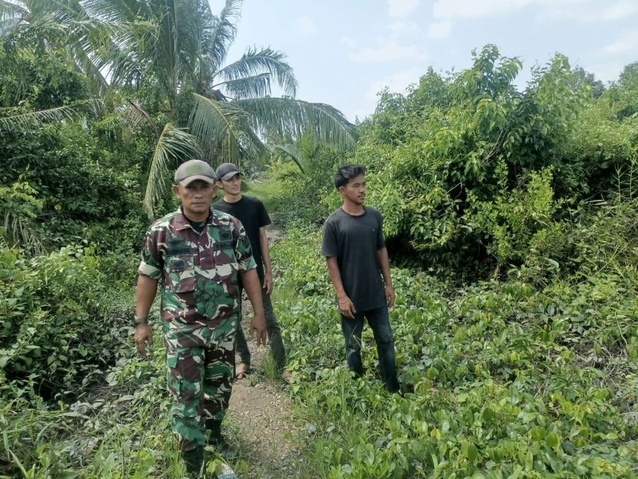 Babinsa Koramil 10/Pelangiran Tingkatkan Kewaspadaan Karhutla Melalui Patroli Rutin di Kelurahan