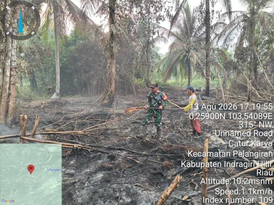 Babinsa Koramil 10/Pelangiran Turun Langsung, Api Karhutla Padam di Tanjung Raja Asap Masih Meluas