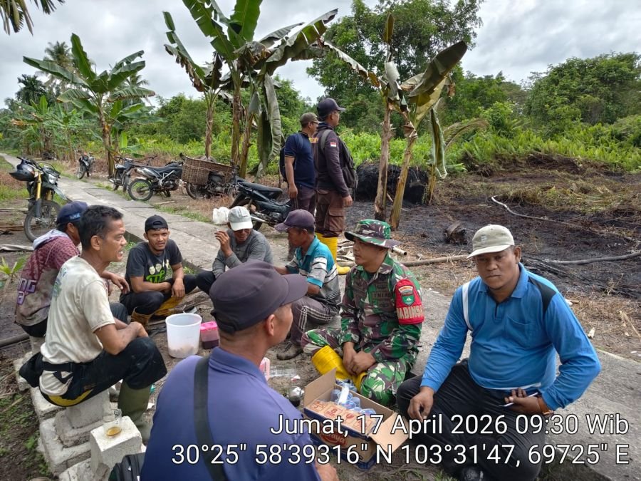 Babinsa Koramil 11 Pulau Burung Ajak Warga Teluk Nibung Bersama Cegah Kebakaran Lahan