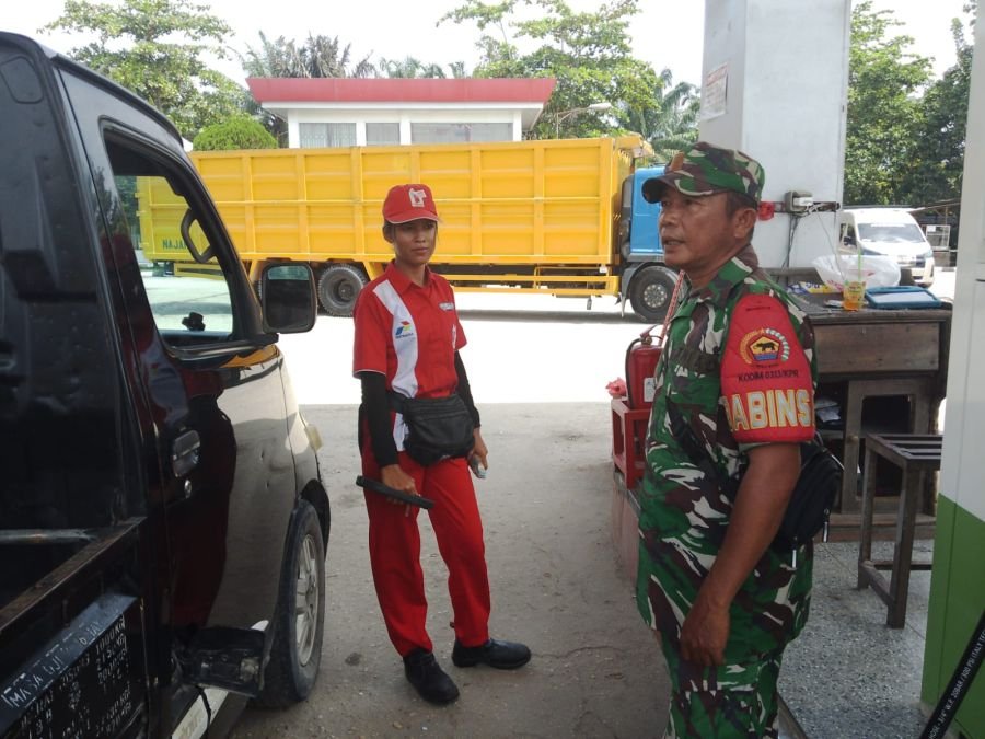 BABINSA KORAMIL 11 TAMBUSAI HIMBAU MASYARAKAT SUPAYA BUDAYAKAN ANTRI DI SPBU RANTAU KASAI 