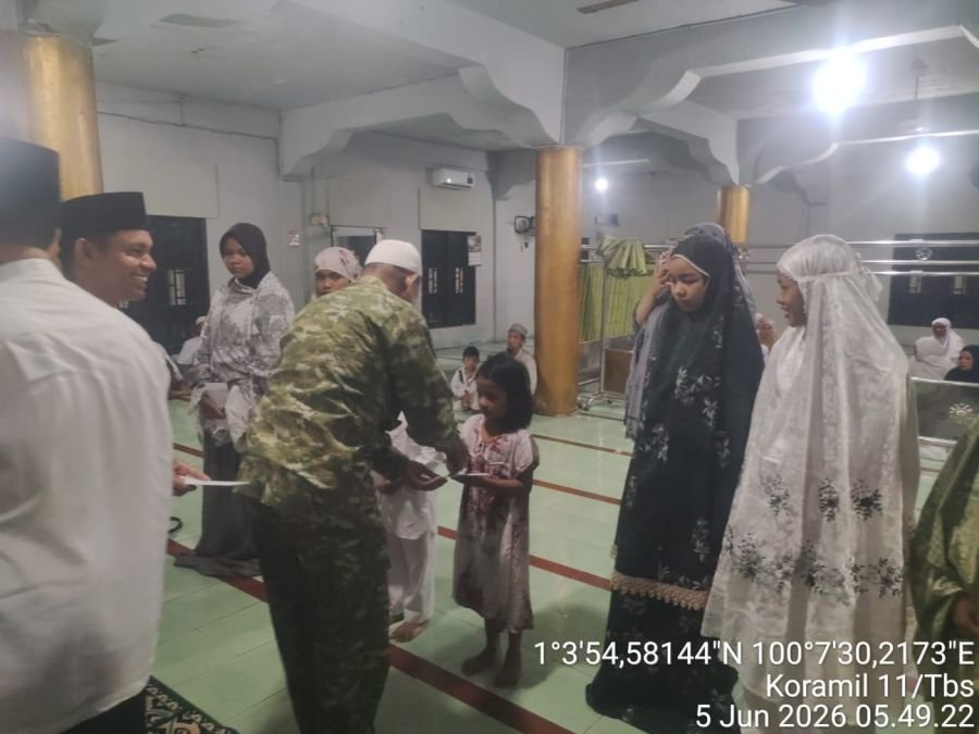 Babinsa Koramil 11 Tambusai Ikuti Gerakan Sholat Subuh Berjamaah di Masjid, Perkuat Kemanunggalan TN