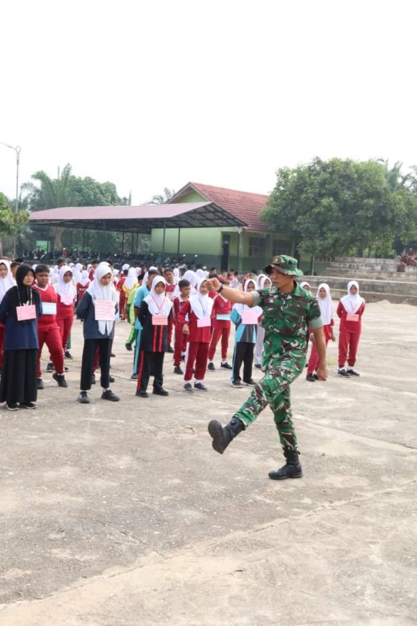 *Babinsa Koramil 11 Tambusai Tanamkan Disiplin dan Cinta Tanah Air Kepada Siswa MTsN Melalui Latihan