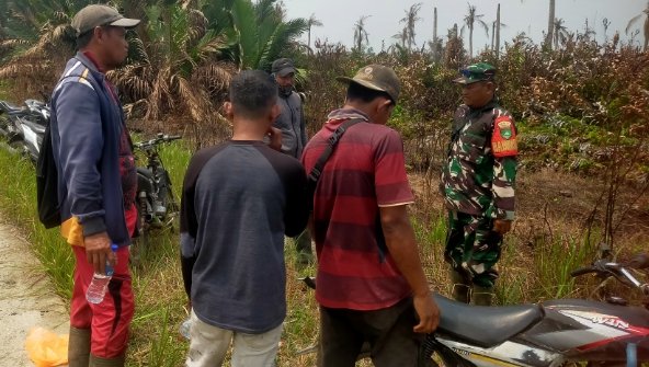 Babinsa Koramil 11/PBR Ajak Petani Kelapa Cegah Karhutla, Imbau Warga Tak Bakar Lahan