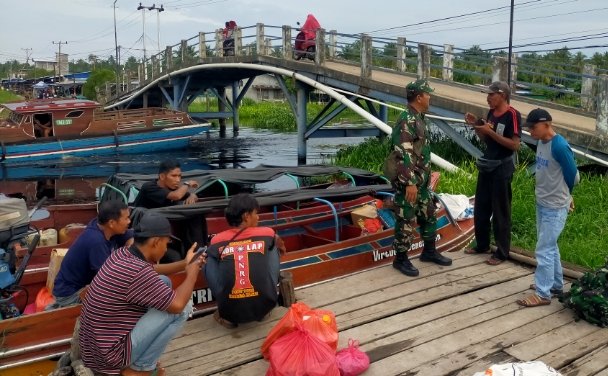 Babinsa Koramil 11/PBR Awasi Aktivitas Pelabuhan Rakyat di Sri Danai Jaya