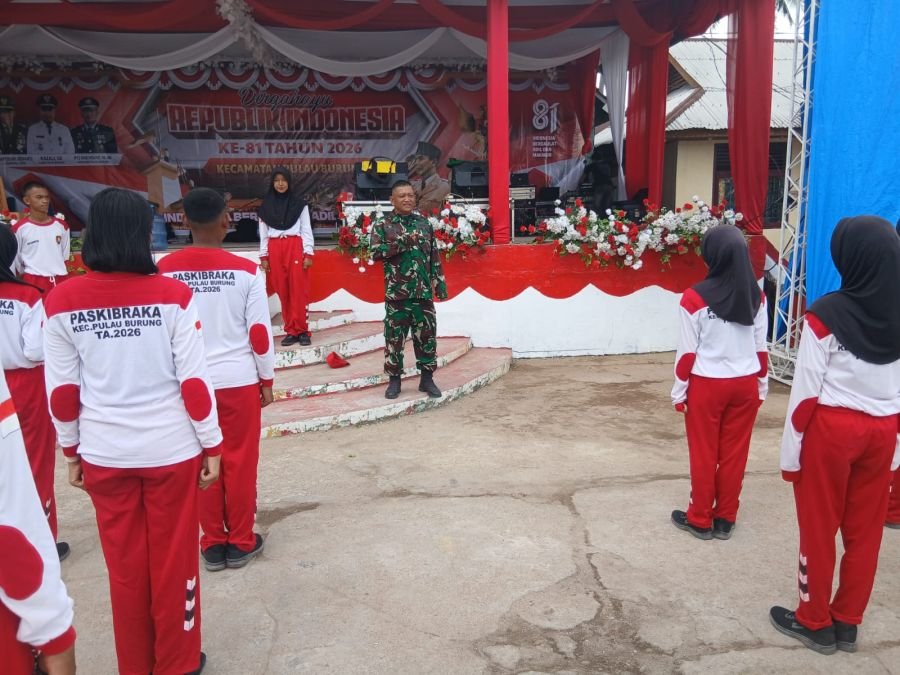Babinsa Koramil 11/PBR Awasi Pelatihan Paskibra Pulau Burung, Jaga Kesiapan Jelang Upacara HUT ke-81
