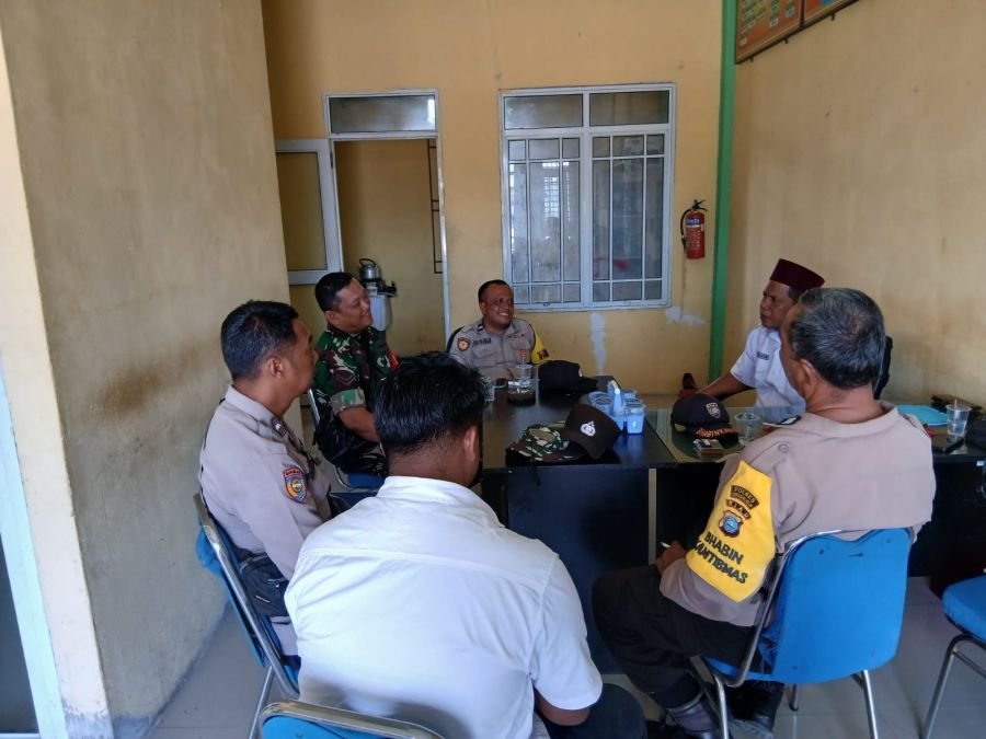 Babinsa Koramil 11/PBR Bersama Bhabinkamtibmas dan Pemdes Sri Danai Jaya Gelar Komsos