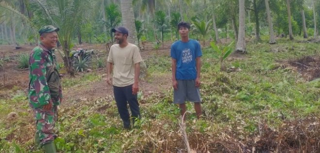 Babinsa Koramil 11/PBR Bersama Warga Intensifkan Patroli Karhutla