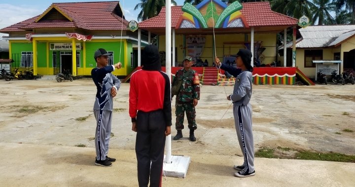 Babinsa Koramil 11/PBR Dampingi Pelatihan Paskibra Kecamatan Pulau Burung, Persiapkan Generasi Muda