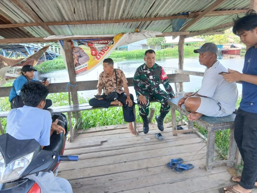 Babinsa Koramil 11/PBR Jalin Komsos dengan Warga Desa Pulau Burung