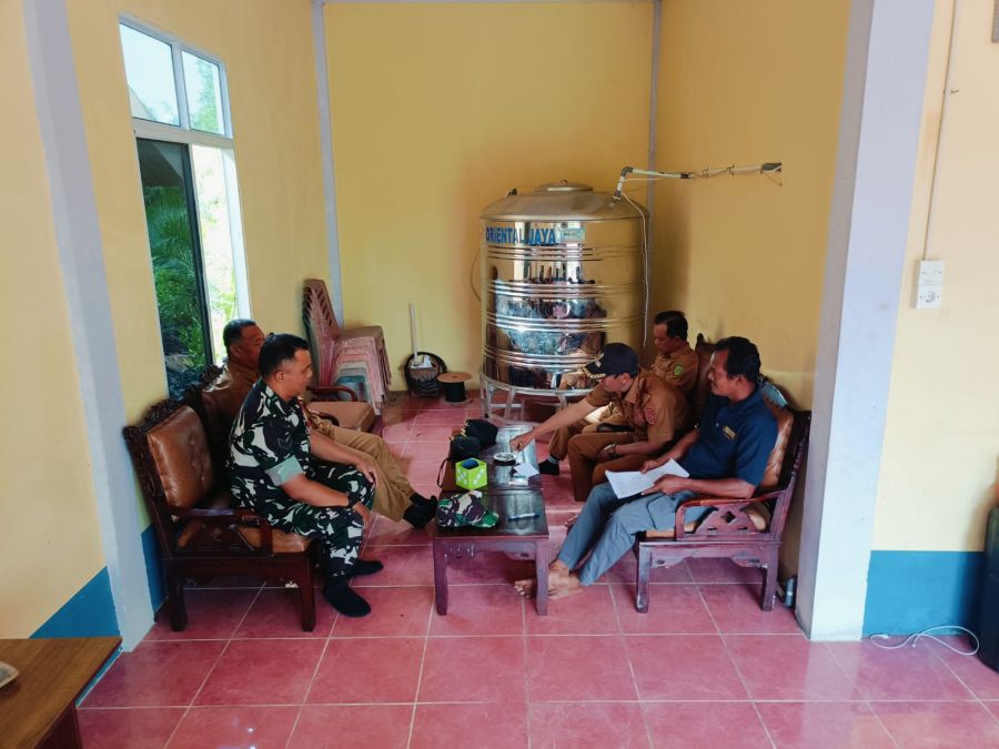 Babinsa Koramil 11/PBR Jalin Komunikasi Sosial dengan Kepala Desa dan Staf Desa Pulau Burung