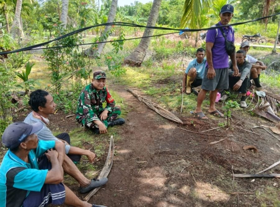 Babinsa Koramil 11/PBR Laksanakan Pengawasan SDM dan Sosialisasi Karhutla di Desa Sungai Danai