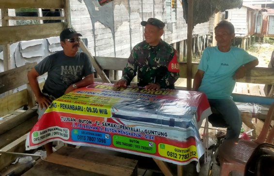 Babinsa Koramil 11/PBR Melaksanakan Komsos Bersama Warga Bahas Dampak BBM di Kehidupan Sehari-hari