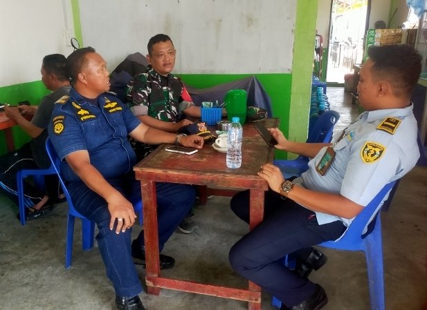 Babinsa Koramil 11/PBR Perkuat Sinergitas dengan KPLP Pelabuhan Pulau Burung Melalui Pengawasan SDM