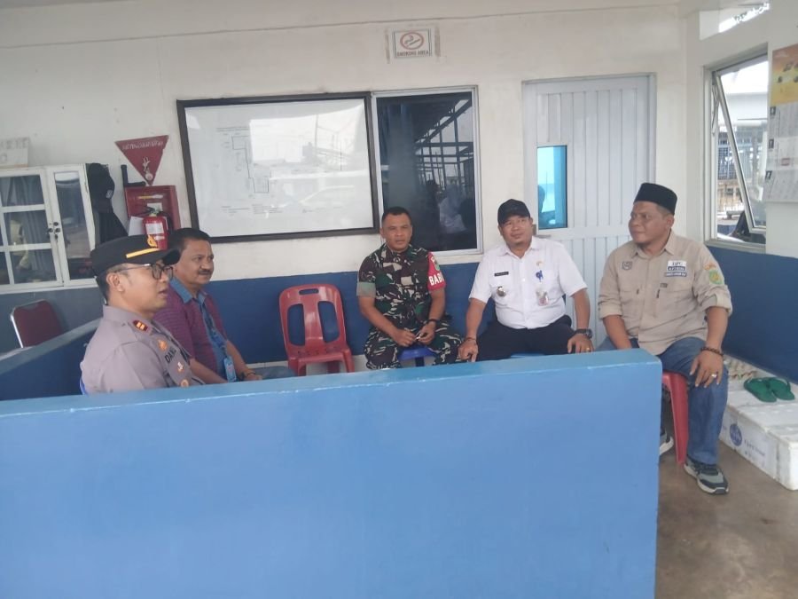 Babinsa Koramil 11/PBR Perkuat Sinergitas TNI–Polri Melalui Komsos Bersama Anggota Polsek Pulau Buru