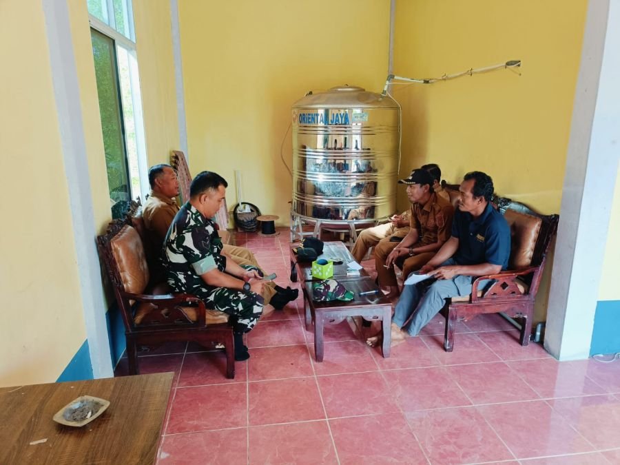 Babinsa Koramil 11/PBR Perkuat Sinergi Melalui Komsos Bersama Staf Desa Pulau Burung