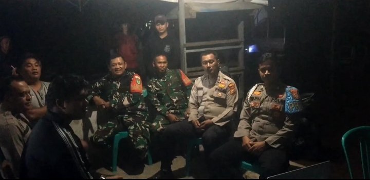 Babinsa Koramil 11/Pulau Burung Bersama Polsek dan Warga Antusias Nobar Piala Dunia 2026