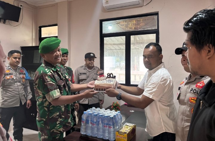 Babinsa Koramil 11/Pulau Burung Beri Kejutan HUT ke-80 Polri, Sinergitas TNI-Polri Semakin Solid.
