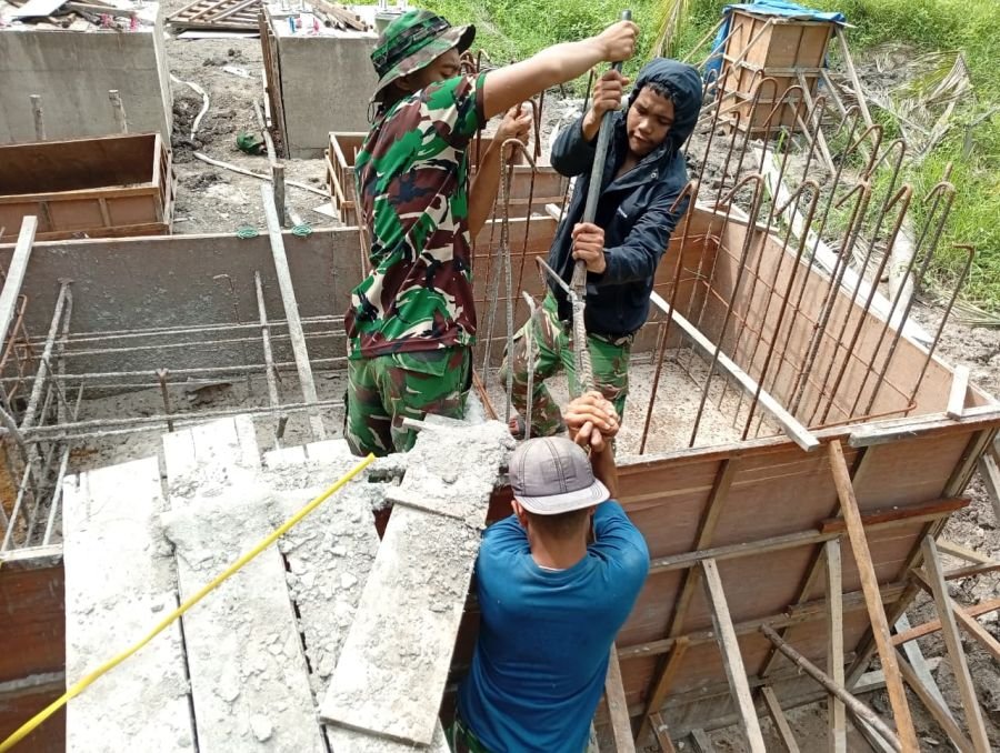 Babinsa Koramil 11/Pulau Burung Bersama Warga Percepat Pembangunan Jembatan Gantung di Sialang Jaya