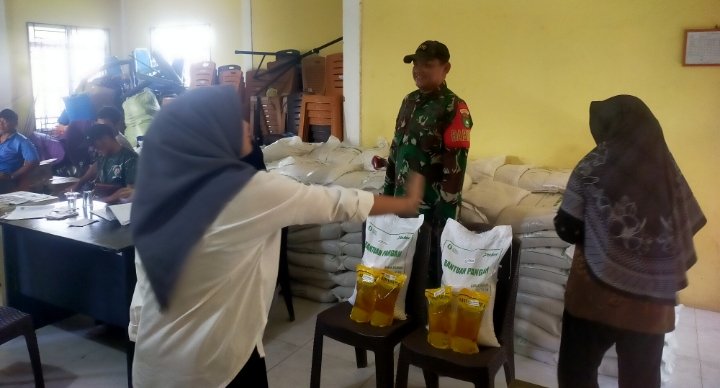 Babinsa Koramil 11/Pulau Burung Dampingi Penyaluran Bantuan Pangan kepada 195 KK di Desa Sri Danai