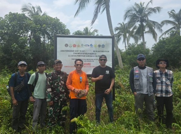 Babinsa Koramil 11/Pulau Burung Dampingi Survei Lahan untuk Rencana Kerja Sama Perkebunan Kelapa