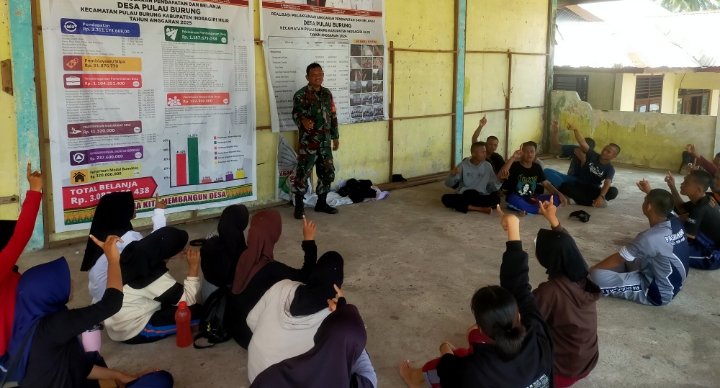 Babinsa Koramil 11/Pulau Burung Latih Paskibra, Bentuk Generasi Muda Disiplin dan Berjiwa Nasionalis