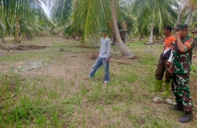Babinsa Koramil 11/Pulau Burung Patroli Tapal Batas, Pastikan Wilayah Bebas Karhutla
