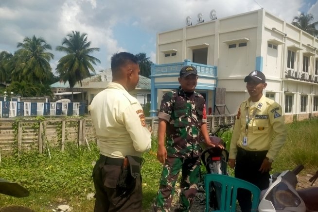 Babinsa Koramil 11/Pulau Burung Perkuat Sinergi dengan Security PT RSTM Melalui Pengawasan SDM