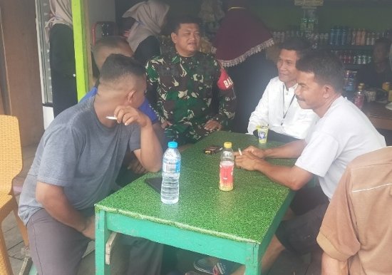 Babinsa Koramil 11/Pulau Burung Pererat Silaturahmi Lewat Evaluasi Nobar Piala Dunia 2026