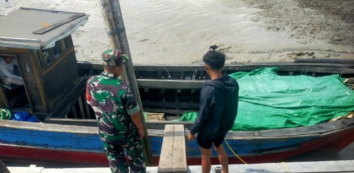 Babinsa Koramil 11/Pulau Burung Sambangi Pelaku Usaha Pengiriman Jalur Laut