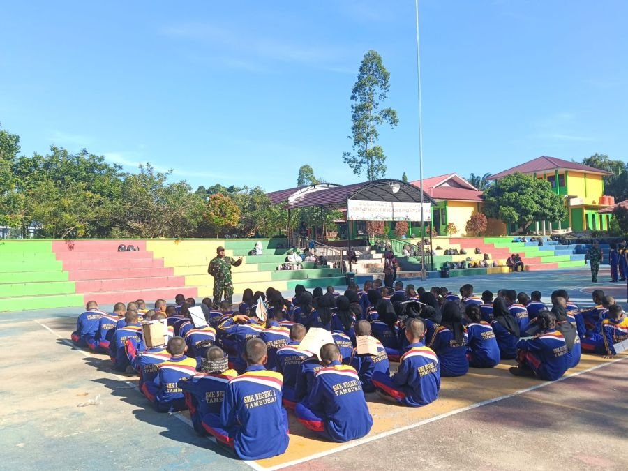 Babinsa Koramil 11/Tambusai Berikan Materi Wasbang Kepada Siswa SMK Sembari MPLS