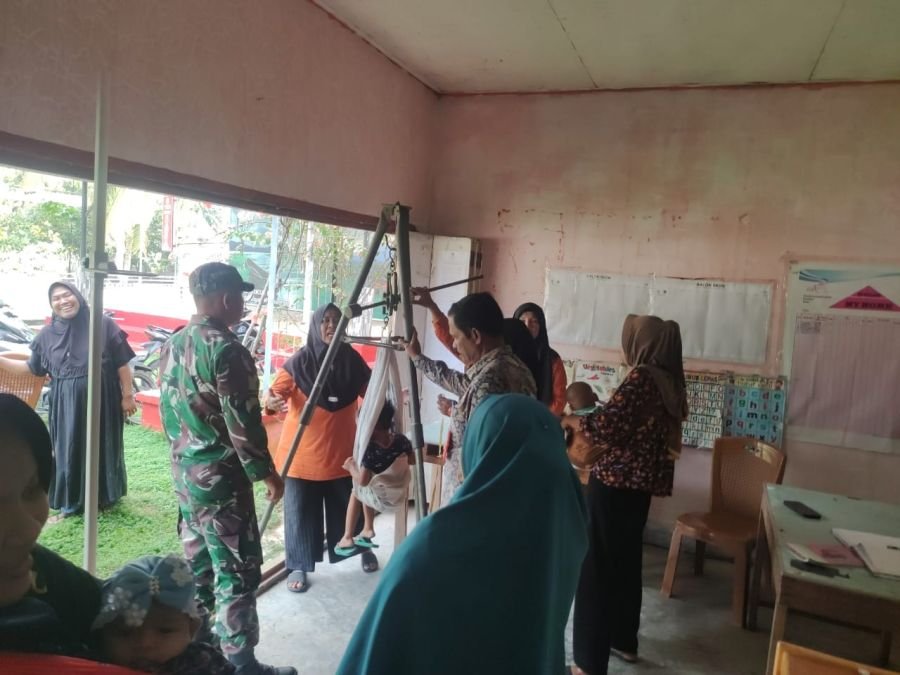 Babinsa Koramil 11/Tambusai Bersama Dengan Kepala Desa Dampingi Kegiatan Posyandu