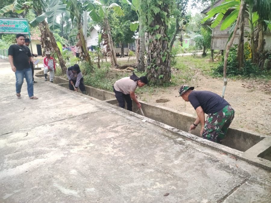 Babinsa Koramil 11/Tambusai Optimalkan Hari Minggu untuk Komsos & Karya Bakti Bersama Warga