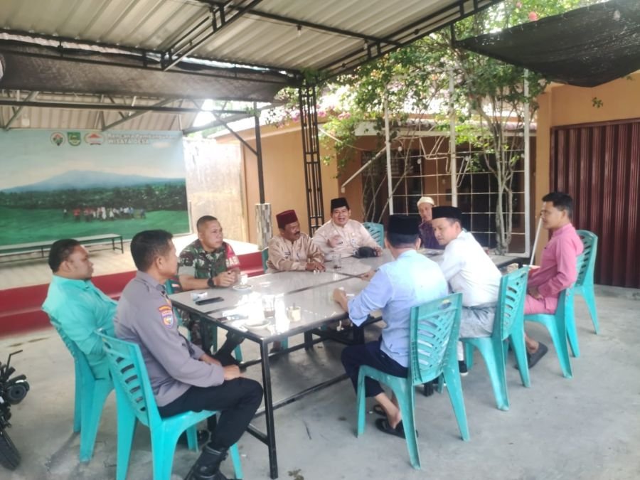 Babinsa Koramil 11/Tambusai Tingkatkan Komunikasi Bersama warga